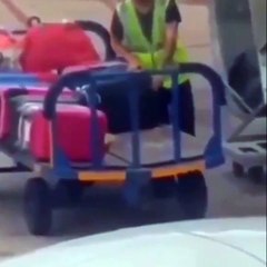 Havaalanında skandal görüntüler. Her şeyi saniyeler içinde yaptı