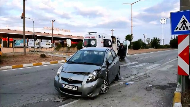 Ambulansla otomobil çarpıştı. Biri asker biri mahkum 4 kişi yaralandı