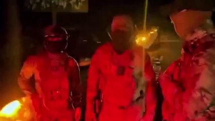 Wagner askerleri: Başlıyoruz bekleyin. Wagner binasına haç şeklindeki ışıklar yansıtıldı