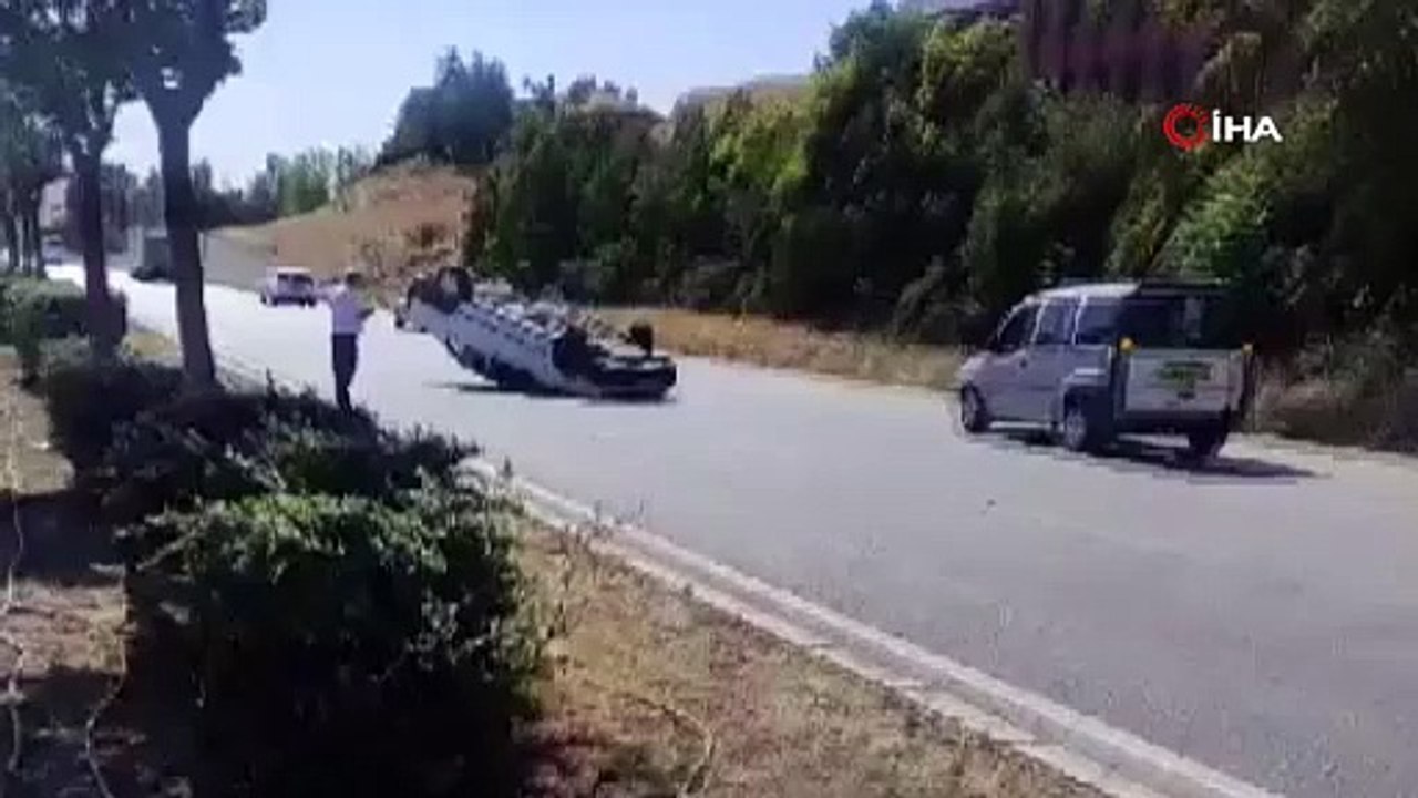 Düz yolda takla attı: 3 yaralı