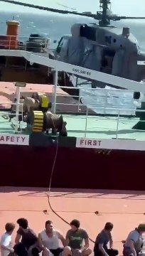 Rus askerlerinin Türk gemisine yaptığı baskının görüntüleri ortaya çıktı. Türk mürettebat bozkurt işareti yaptı