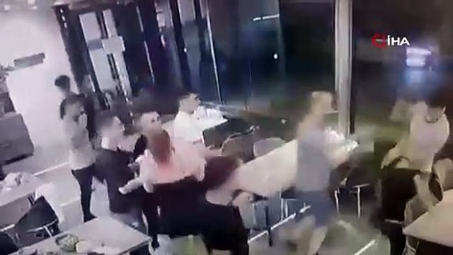 Çorbacı savaş alanına döndü. Kadına bile yumruk attılar