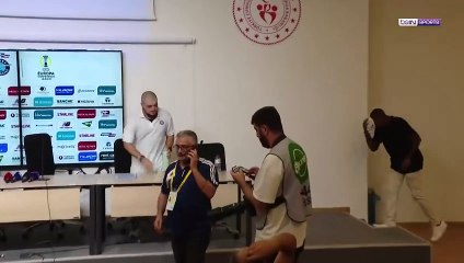 Adana sıcağı dünyaca ünlü teknik adam Kluivert'i çarptı