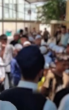 Çocukları sıraya sokup tarikat liderinin elini öptürdüler