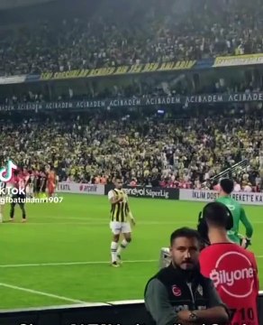 Fenerbahçe taraftarı Altay'ın kafasına su şişesi attı