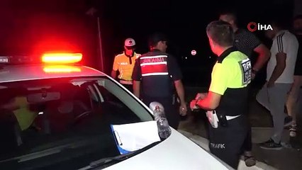 Alkollü sürücü önce polis aracında, sonra refüjde uyudu