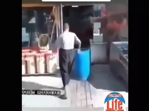 Sıcaktan bunalan vatandaş kendini fıçıya attı. Boğulma tehlikesi yaşadı