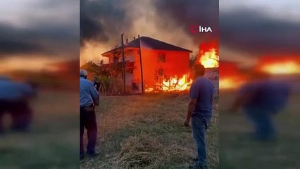 Kastamonu’da çıkan yangında ev, samanlık ve römork yandı
