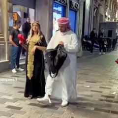 Taksim’de Arap kıyafetli iki kişi bir çanta para saçtı