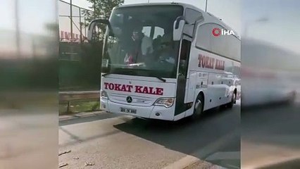Otobüsün önünü kesti muavini bıçakla kovaladı