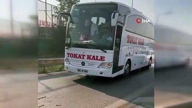 Otobüsün önünü kesti muavini bıçakla kovaladı