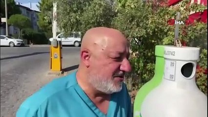 İzmir'de göz doktoruna saldırı anı kamerada. Rapor alamayınca doktoru darbettiler