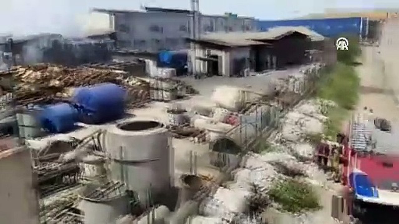 Atık kağıt geri dönüşüm fabrikasında yangın