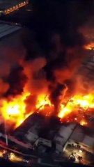 105 itfaiye aracı 200 personelin müdahale ettiği 10 fabrikaya sıçrayan yangından korkunç görüntüler