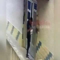 Uyanık kurye götürdüğü paketin içindeki saati çaldı