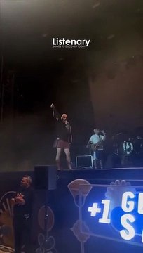 Oyuncu Bartu Küçükçağlayan konsere etekle çıkınca seyirciler sahneye iç çamaşırı fırlattı