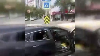 Yol kesti belediye otobüsünün camını kırdı