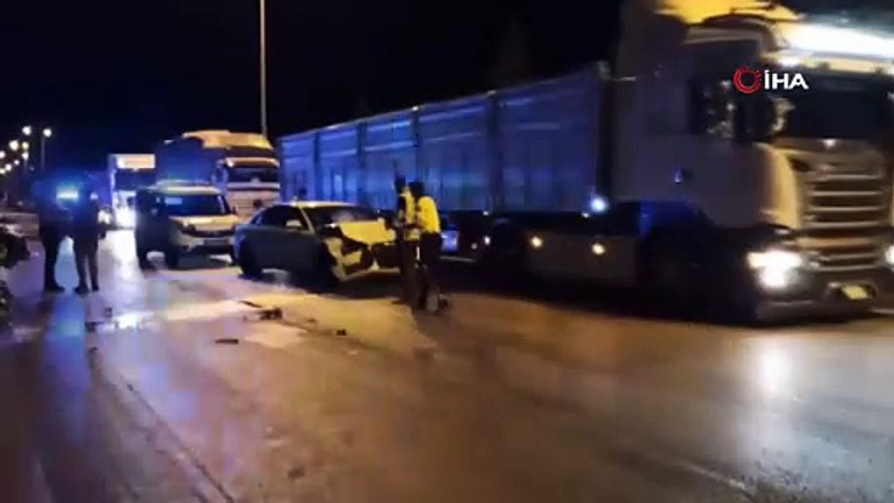 Köpeğe çarpmamak için ani fren yapınca başka otomobil çarptı