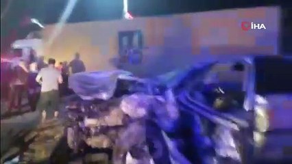 İki araç kafa kafaya çarpıştı taksinin motoru fırladı