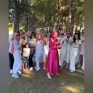 Tesettürlü gelin bekarlığa veda partisinde şampanya patlattı