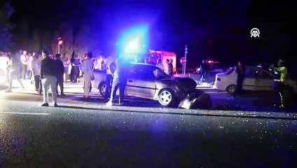 İki araç birbirine girdi. Otoyol savaş alanına döndü