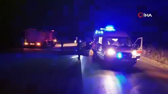 Otomobil saman yüklü traktöre çarptı