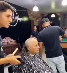 Kuaförde saçını kazıtan kanser hastası kadına çalışanlardan duygulandıran destek. Yalnız hissetmesin diye...