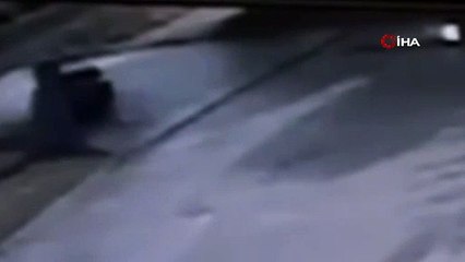 Akaryakıt istasyonunda drift atan  araç yakıt pompasına çarptı