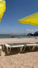 Rus savaş uçağı denize düştü. Plajdakiler hiç rahatını bozmadı