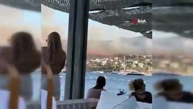 Türkbükü yangını geniş alana yayıldı. Müzik eşliğinde yangını seyrettiler