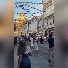 Taksim'de havaya dolar saçtı: Vatandaşlar dolarları yakalamak için birbirine girdi