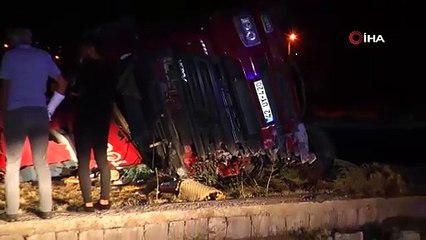 Plastik boru yüklü tır devrildi