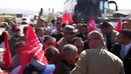 Kılıçdaroğlu Erzincan’da. 'Pirimsin sen' dedi, Kılıçdaroğlu'nun elini öpmek istedi