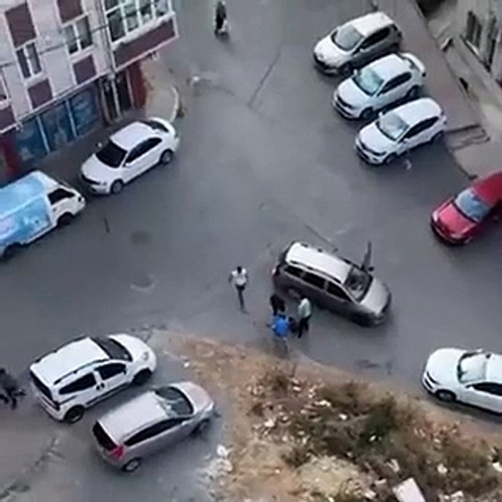 İstanbul'daki şehir eşkıyaları bir adamı sokak ortasında göstere göstere vurdu