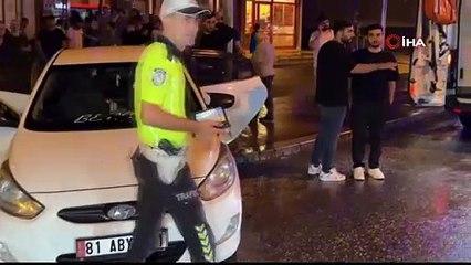 Kayganlaşan yolda iki otomobil çarpıştı