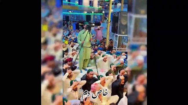 Kendini hoca sanan kişi, cemaatin başına geçip garip sesler çıkardı