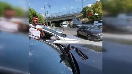 Susayan kuş yıkanan aracın kaportasındaki suyu içti