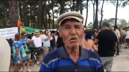 Yüzlerce insan akın akın Akbelen'e gidiyor. Tolga çandar ikizköylülere sazıyla destek verdi.