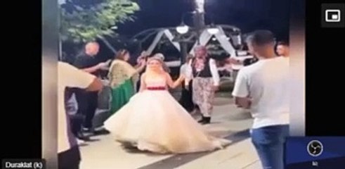 Gelin damada tasma takıp ‘salako’ kostümüyle sahnede gezdirdi