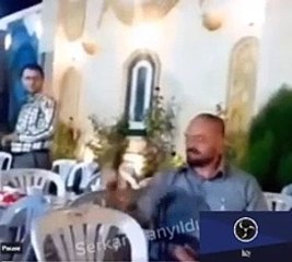 Düğünde çocuğuna verdiği silahla vuruldu