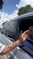 Messi hayranının öpücük isteğini kırmadı