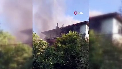 Ahşap bina alev alev yandı
