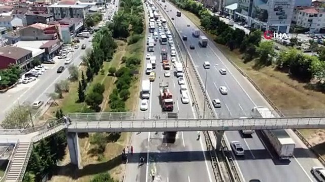 Hafriyat kamyonunun damperi üst geçide çarptı