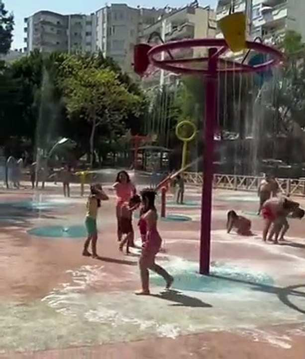 Çukurova Belediyesi tatile gidemeyen çocuklar için ücretsiz su parkı kurdu. Diğer belediyelere örnek olsun
