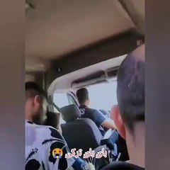 Afgan kaçak gözaltına alınırken polis aracında bile TikTok çekti