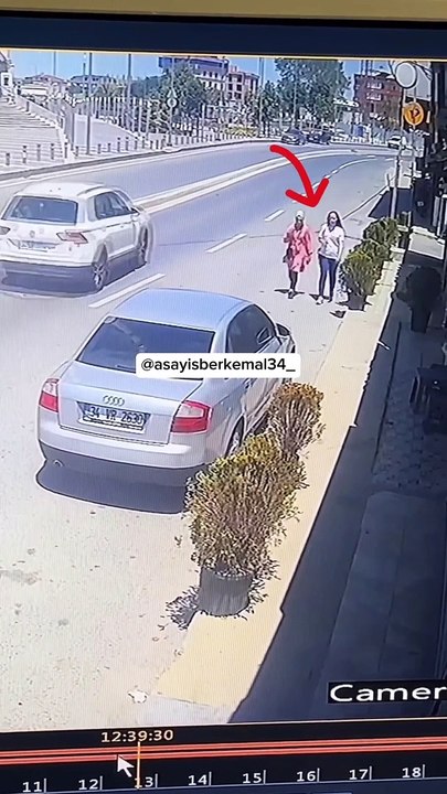 Önce arabaya sonra kadına çarptı. Ardına bakmadan gaza basıp kaçtı
