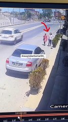 Önce arabaya sonra kadına çarptı. Ardına bakmadan gaza basıp kaçtı