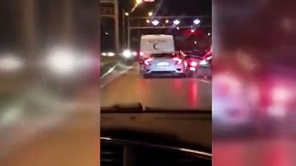 Bunları trafiğe çıkarmayın. Makas attı motosiklet sürücüsünü bariyere yapıştırdı
