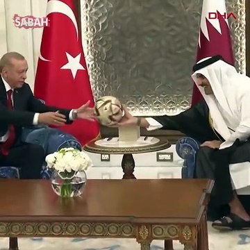 Katar Emiri, Messi imzalı Dünya Kupası topunu Erdoğan’a gösterdi