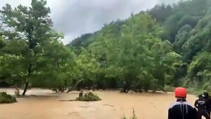 Film gibi operasyon! Selden kaçıp ağaca çıkan iki kişi helikopterle kurtarıldı